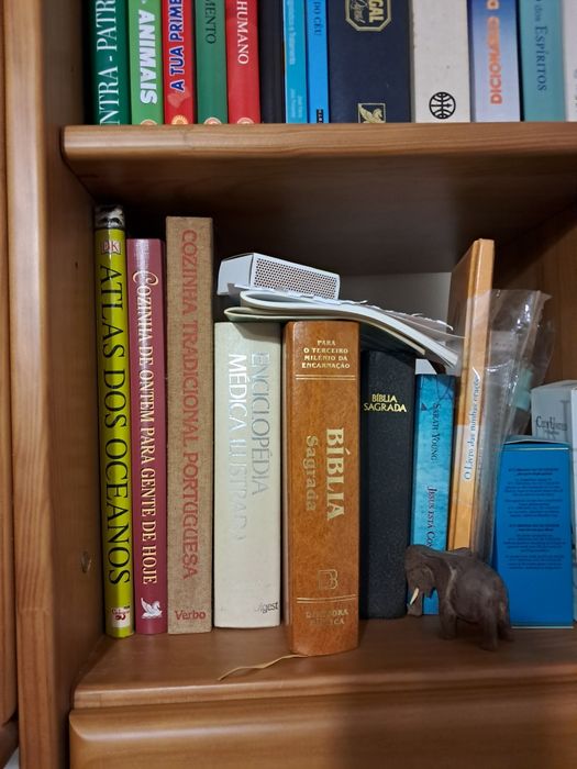 Livros e enciclopédia