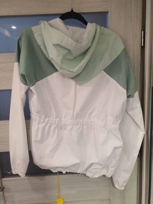 Kurtka letnia New Balance twarzowa i wygodna