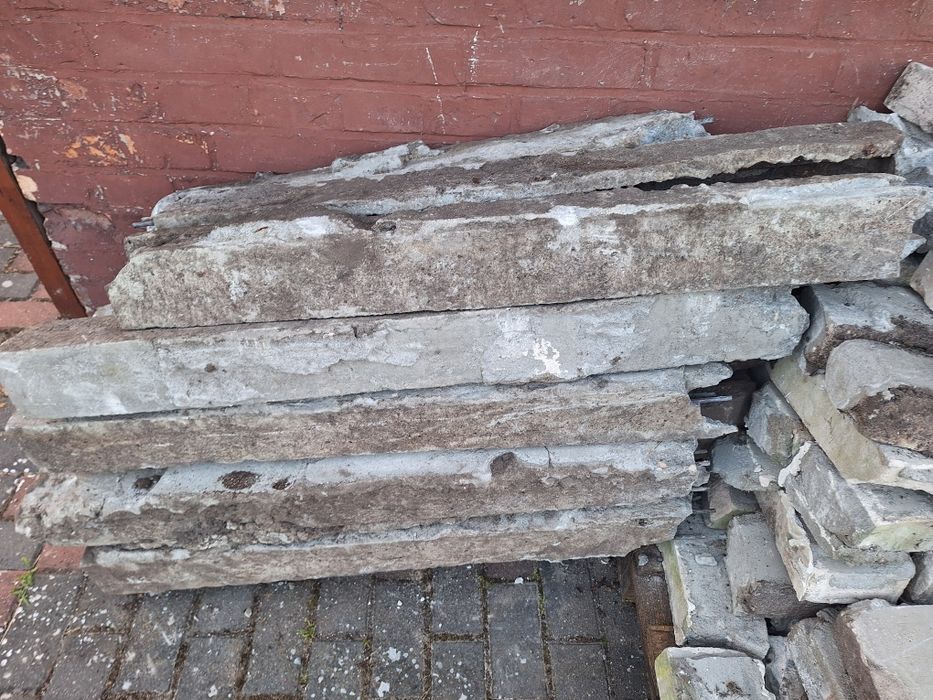 Połówki słupków betonowych na fundament