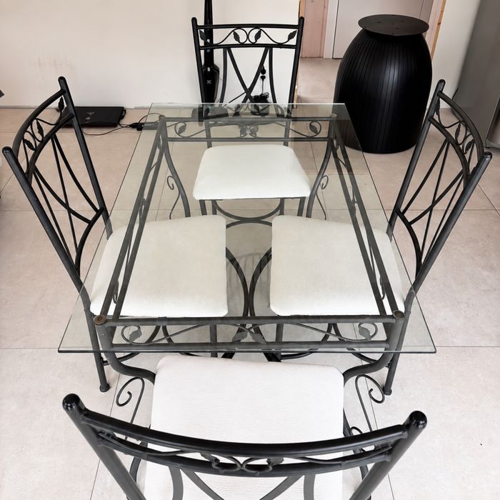 Elegancki stół ze szklanym blatem + 4 krzesła – metalowe ramy