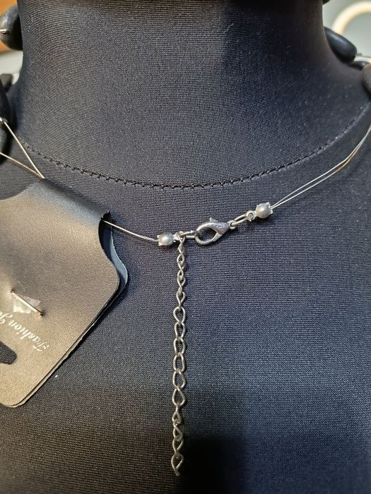 Naszyjnik damski czarny – podwójny sznur z dużymi koralikami