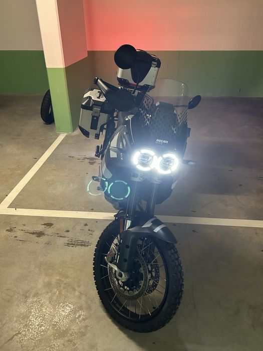 Ducati Desert X c 2 jogos de pneus