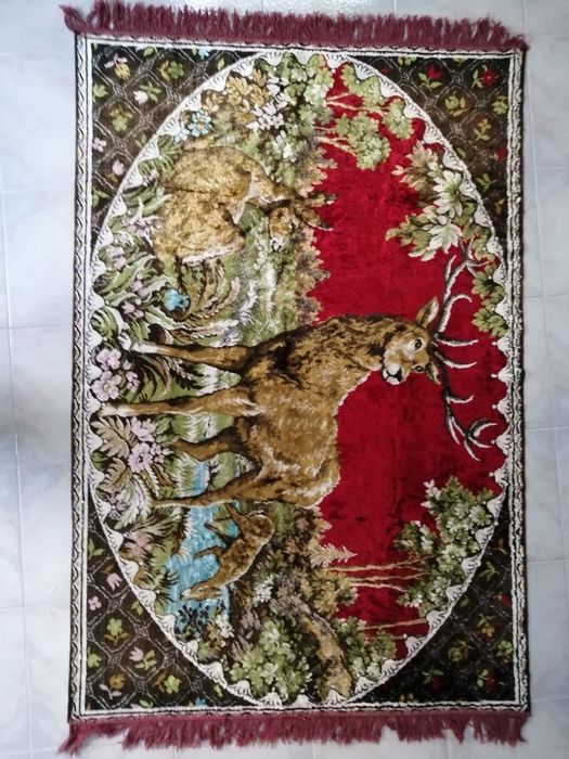 Lindíssima grande tapeçaria aveludada, com animais selvagens