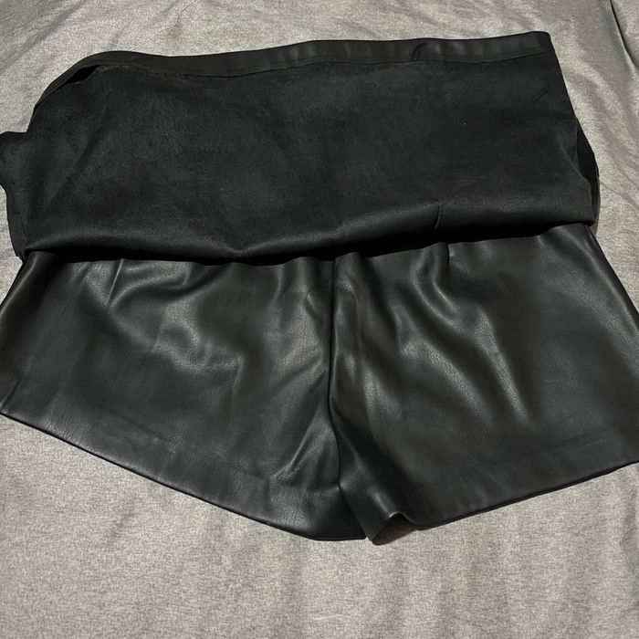 Спідниця шорти з маленьким розрізом