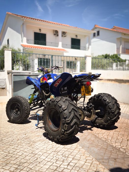 Moto 4 250cc matrículada em bom estado