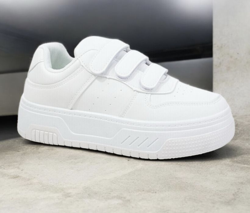 Білі жіночі кросівки на липучці