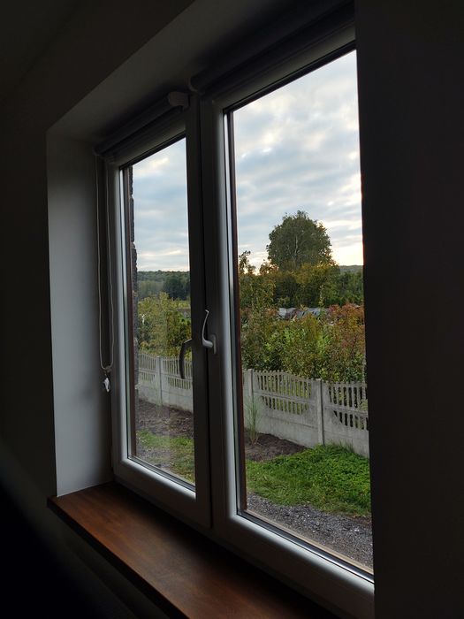 Okno z demontażu brąz w środku białe