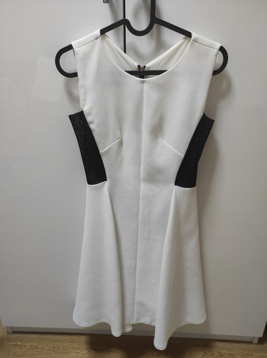 Biała elegancka sukienka