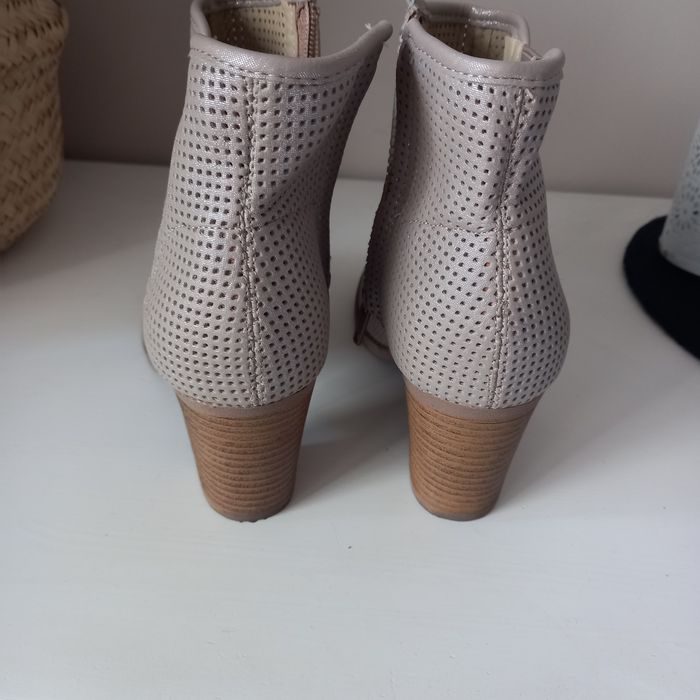 Beżowe sandały wysokie buty z odkrytymi palcami 39