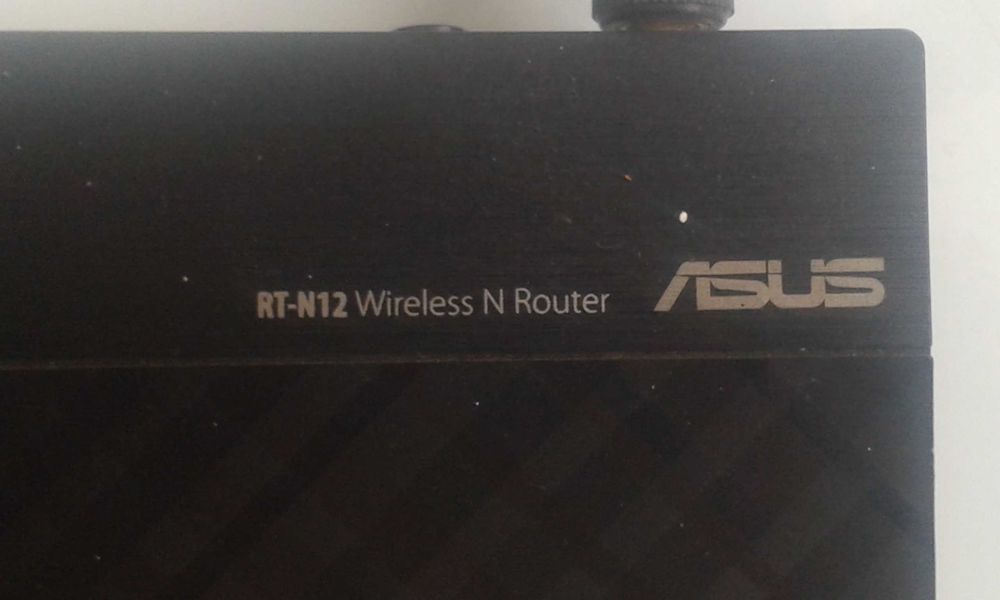 ASUS RT-N12 Wireless Router, Like New. Good Range64564135188483123