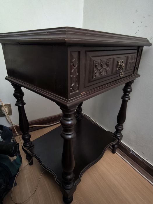 Vendo 2 mesas de cabeceira madeira escura trabalhada vintages