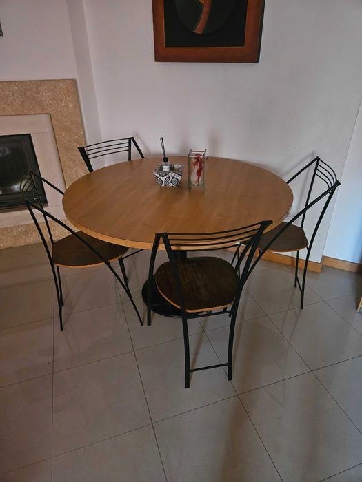 VENDO Mesa de jantar + 4 cadeiras em madeira maciça