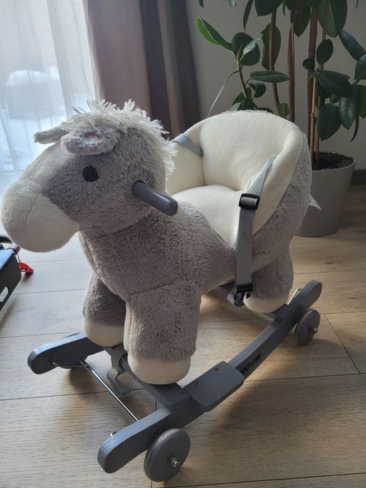 Pluszowy koń na biegunach