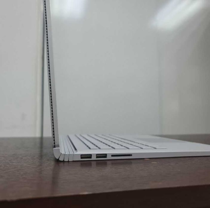 Microsoft Surface Book 2 i7 / 8GB RAM / SSD 250GB / GPU 1GB / 7 godzin pracy na baterii