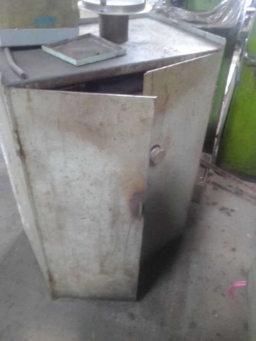 Тумбочка металева 0.4х0.8х1.2 метра з висуваємими полками.