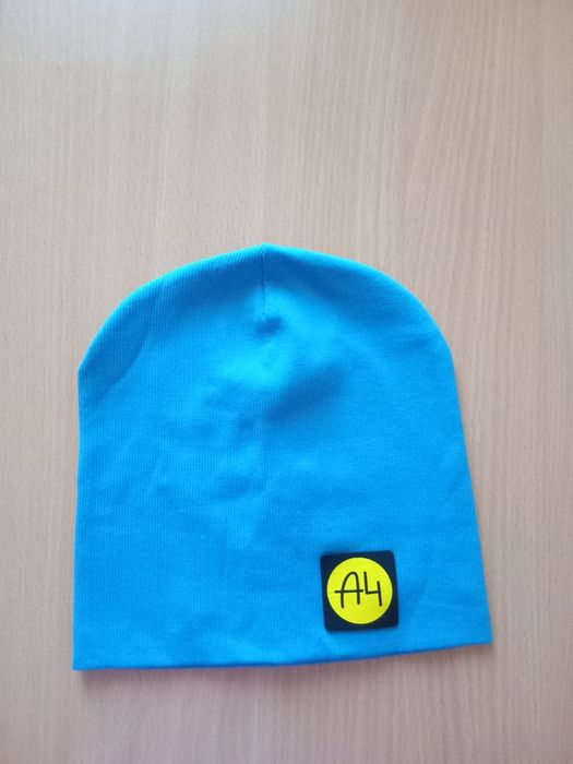 Шапка тоненька на 8-10 років.