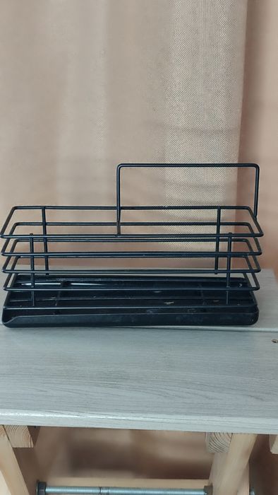 металева полиця-органайзер, призначена для кухні або ванної кімнати