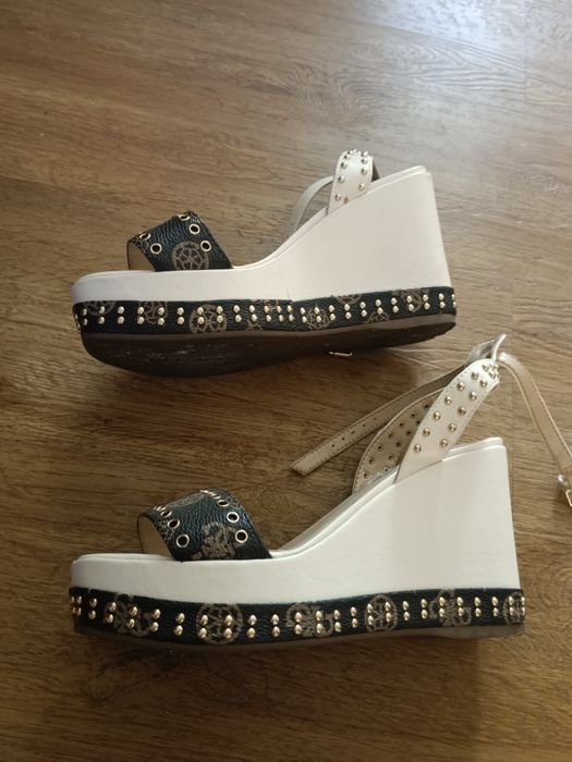 Sandálias cunha Guess