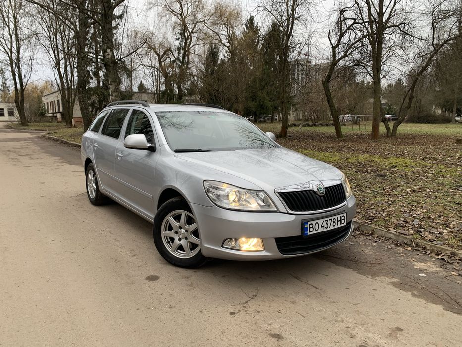 Продається свіжо пригнаний в Грудні місяці 2025 року автомобіль Skoda Octavia в кузові універсал .Авто пригнаний із Швейцарії розмитненний і стоїть на обліку.Автомобіль має гарний технічний стан ,пробіг 241 тис кілометрів є всі підтверджуючі документи .Лакофарбове покриття в гарному стані , виникнуть питання телефонуйте .