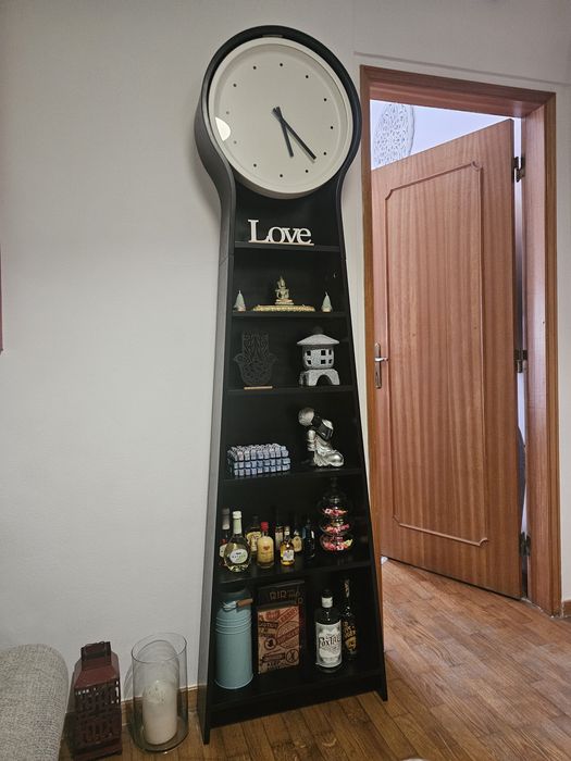 Estante ikea com relógio como nova