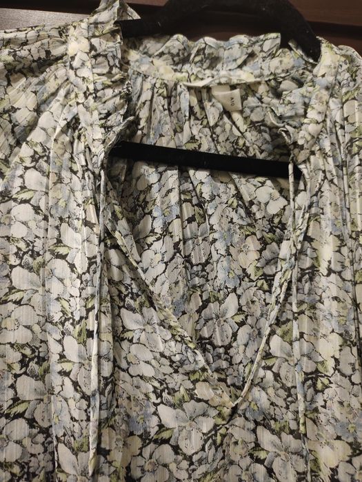 Легенька жіноча блуза, розмір М, має квітковий принт. Весняна.