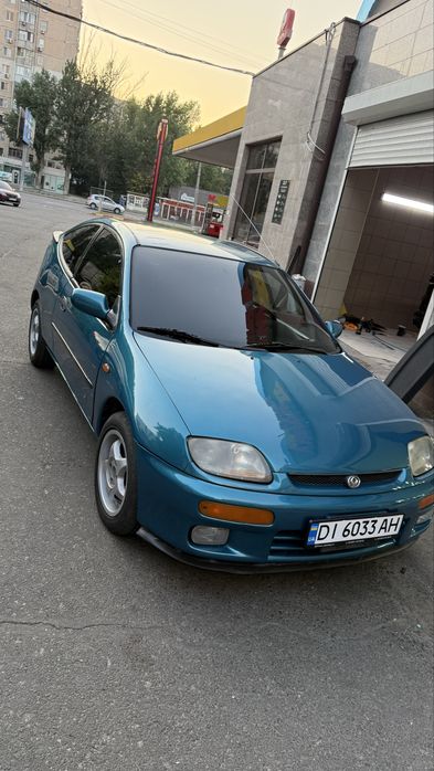 Mazda 323  1995 год