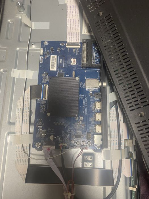 Телевізор Bravis з розбитим екраном