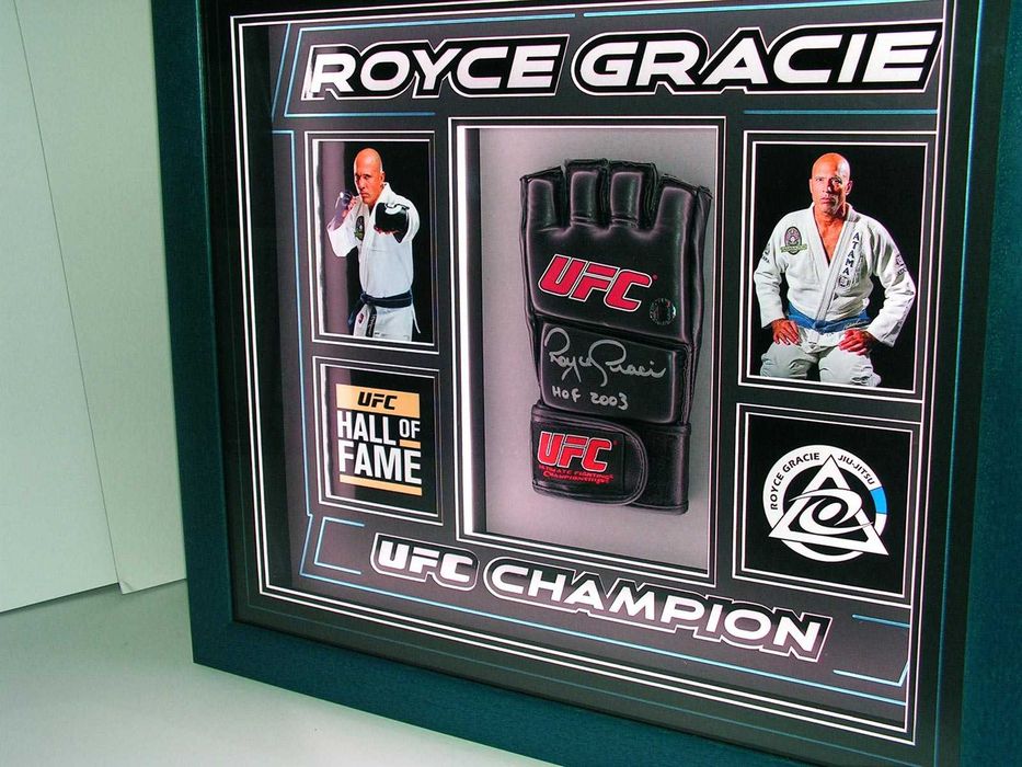 Royce Gracie rękawica UFC z autografem w pięknej oprawie LED