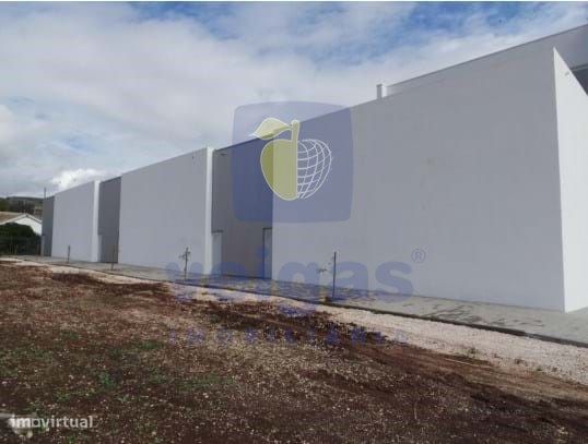 Armazém São Julião do Tojal com logradouro