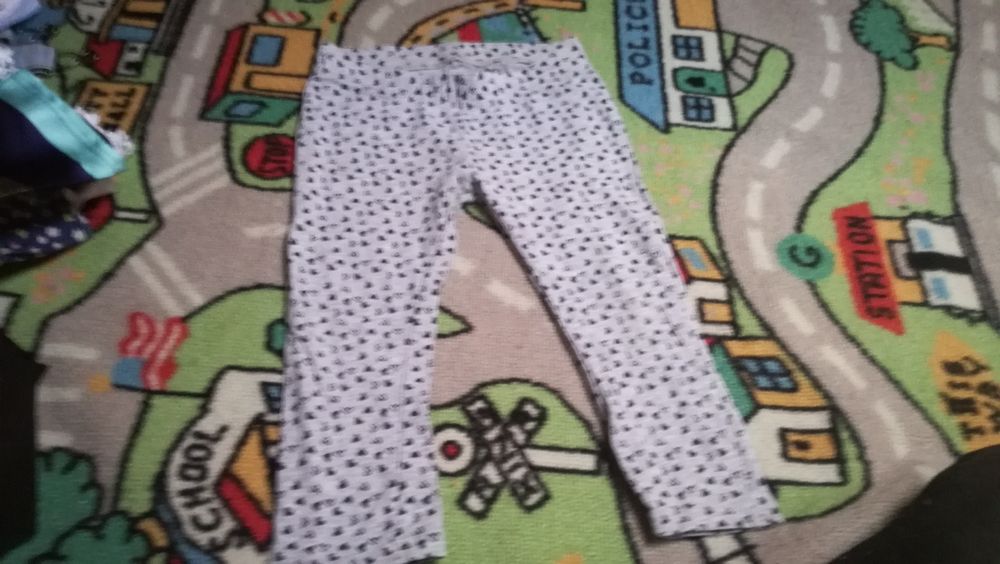 Varias roupas de menina