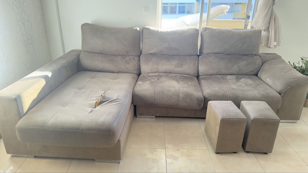 Sofá 3 Lugares com Chaise-Longue, Baú, Assentos Deslizantes e 2 Pufes
