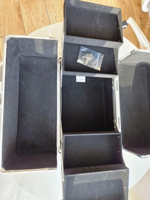 Kuferek walizka makijażowa na kosmetyki