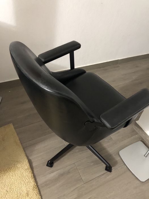 Cadeira giratória em pele