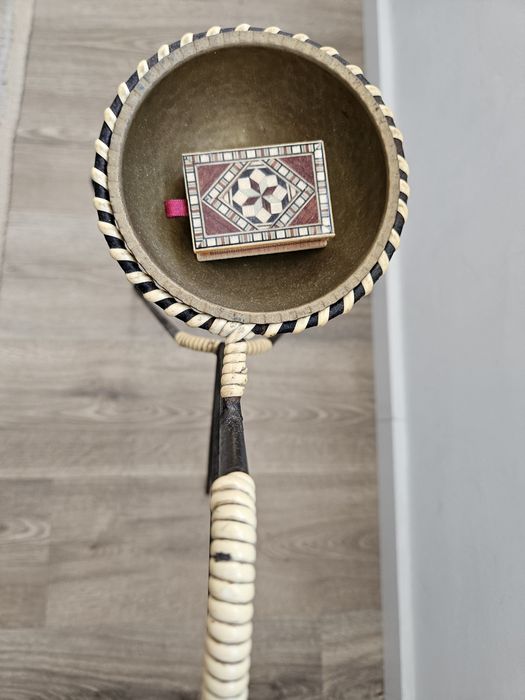 Anos 50 - Cinzeiro pé alto c/porta revistas