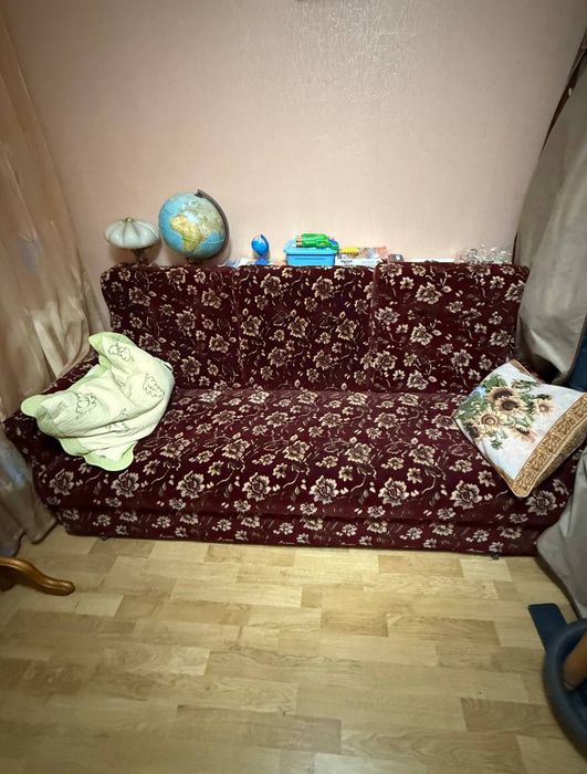 диван раскладной,бесплатно.