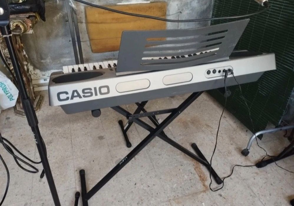 Teclado Casio CTK-671 com tripé