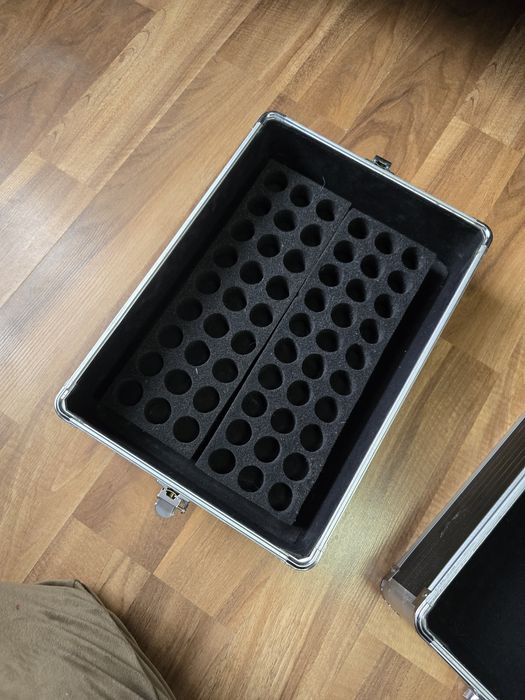 Walizka kosmetyczna ma kółkach