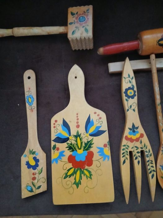 Zestaw drewnanych rzeczy do kuchni  z motywem  łowickim