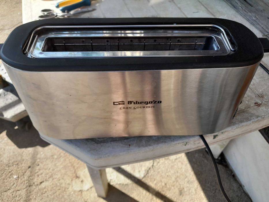electric toaster like new, very little used.64172194268289120