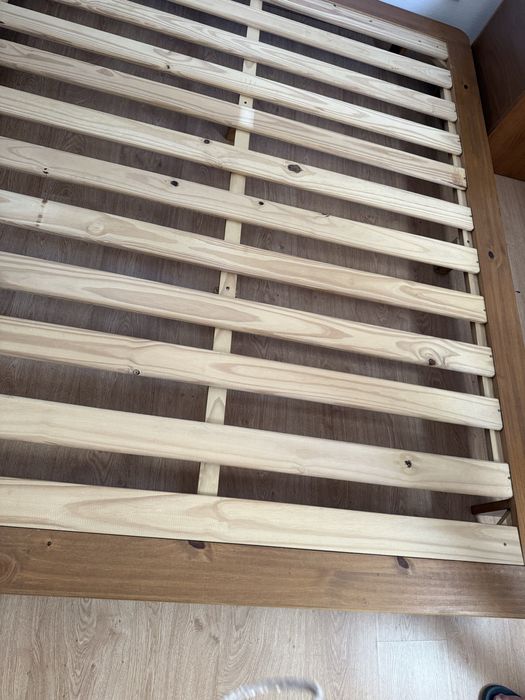 Cama de casal em ótimo estado