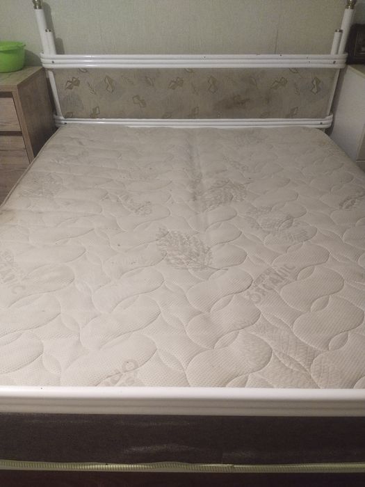 Продам кровать с матрасом.