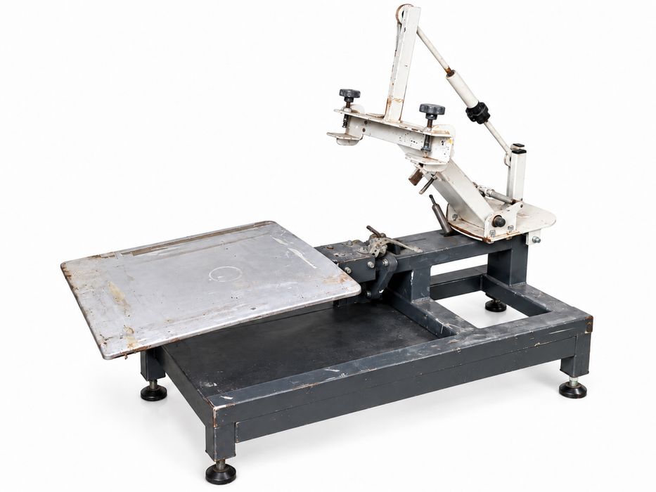 Ręczna drukarka do sitodruku 120 × 60 × 72 cm. na koszulki i tekstylia, solidna maszyna z metalową podstawą i blatem roboczym