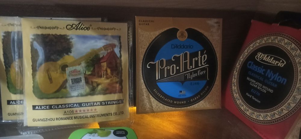 Продаж та заміна струн на акустичних та електрогітарах