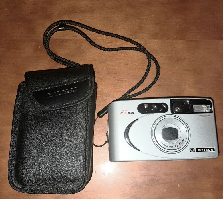Máquina fotográfica com bolsa