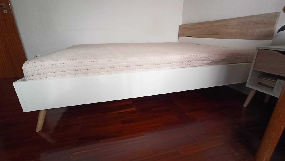 Cama de casal, com estrado e colchão + mesa de cabeceira