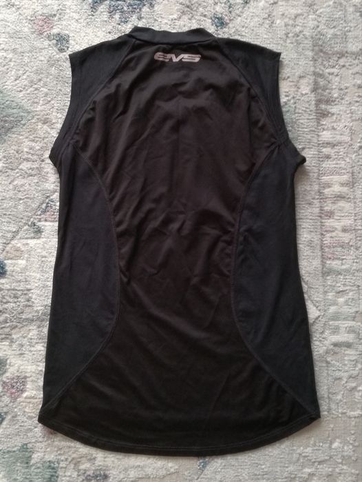 Czarna bluzka sportowa damska na siłownię, fitness