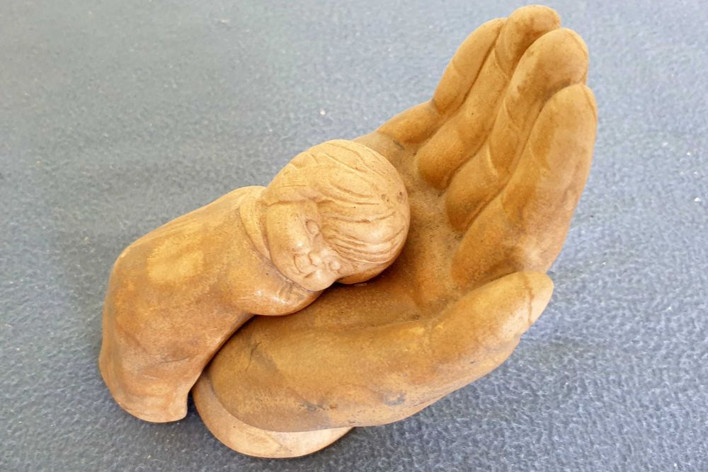 Figurka dekoracyjna - ręka matki i dziecko