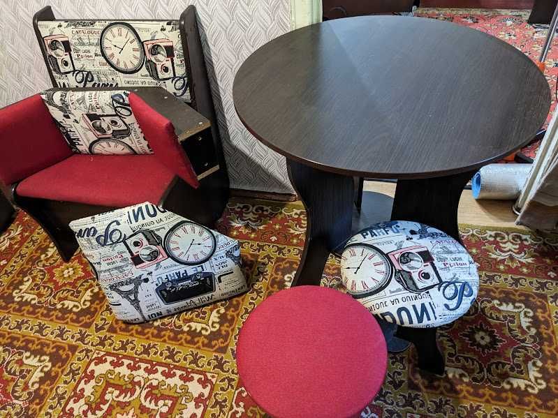 Продаю мягкий кухонный уголок, стол, табуретки.