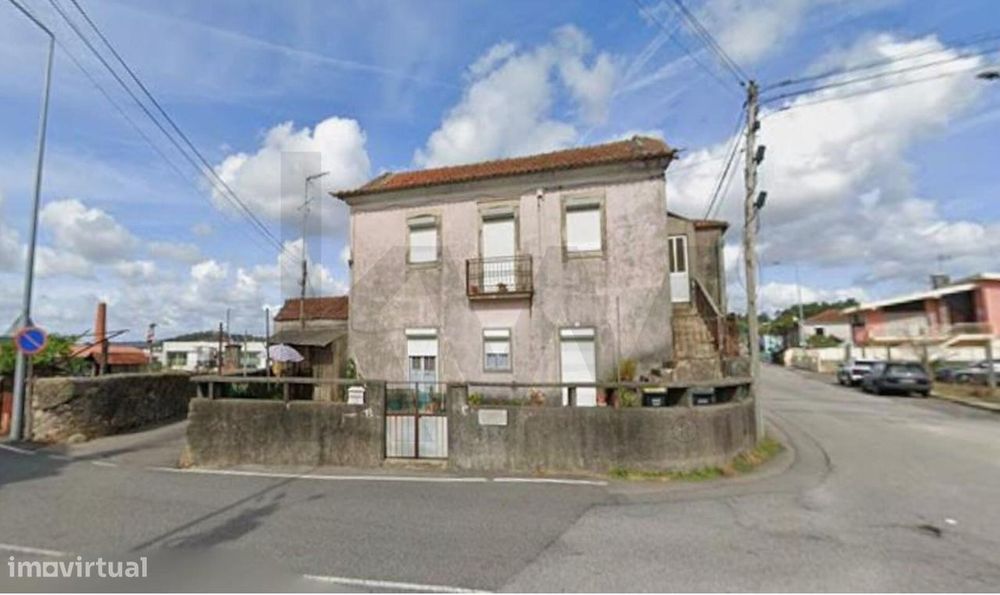 Moradia de 2 andares, com 2 anexos e terreno no alto das Travessas/S.
