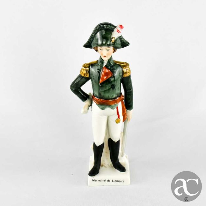 Figura de militar em porcelana francesa “Mar’echal de L’empire”
